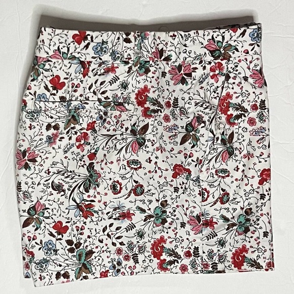 Banana Republic Sunshine White Floral Bermuda Short Size 8, 3.25" leg - Picture 12 of 12